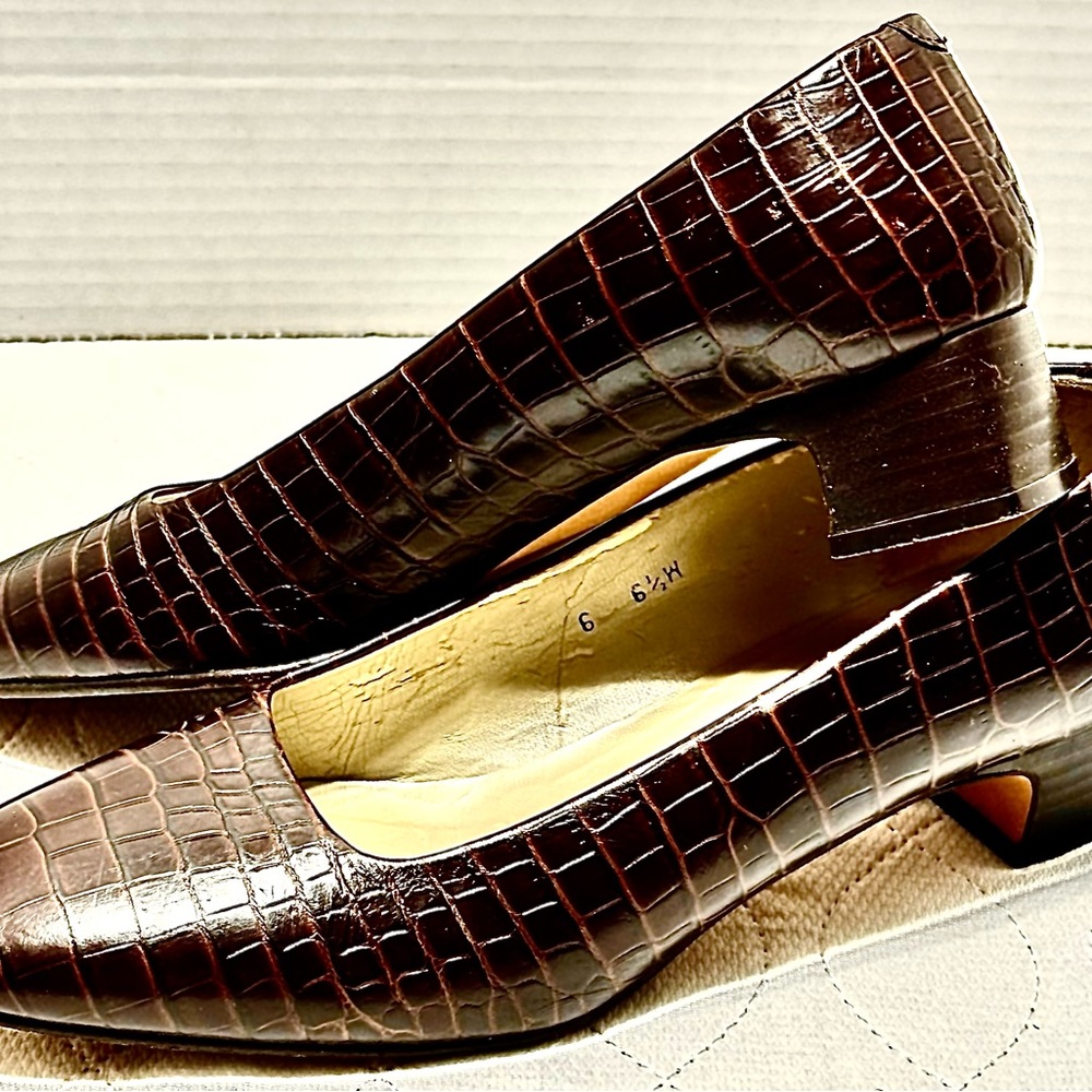 Talbots Dark Brown Leather Crocodile Pattern 2” Heels Spain Women’s 6 1/2 W EUC